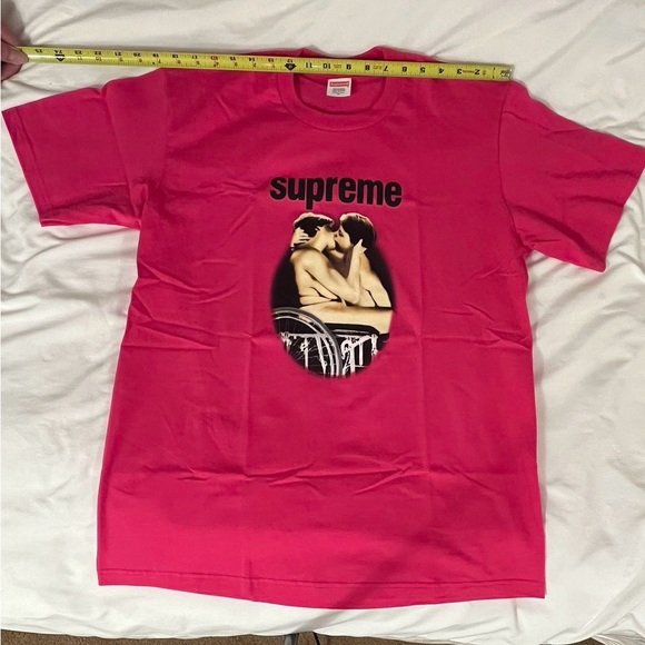 Authentic Supreme Pink Kiss tshirt - Picture 3 of 7
